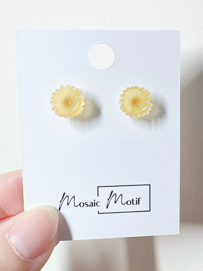 Floral daisy mini stud earrings
