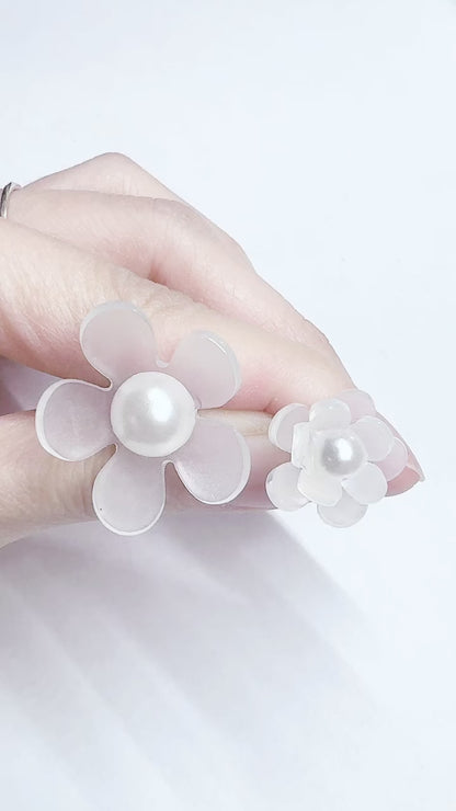 Floral 3D stud earrings - Daisy