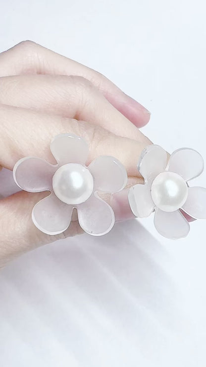 Floral 3D stud earrings - Daisy
